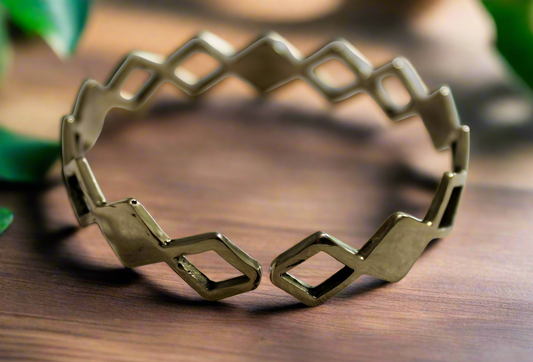 Bracelet with diamond shapes